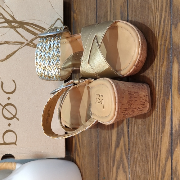b.o.c Born Concept Jonna gold leather wedge sandals - Picture 1 of 3